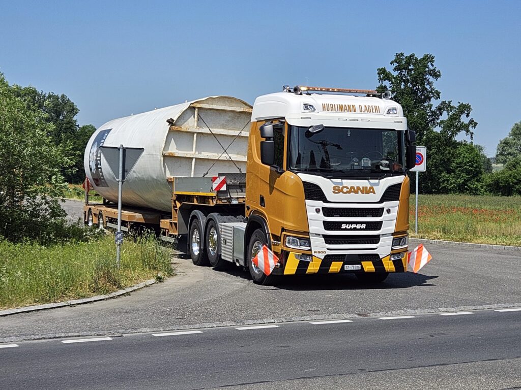 LKW transportiert grosses Silo