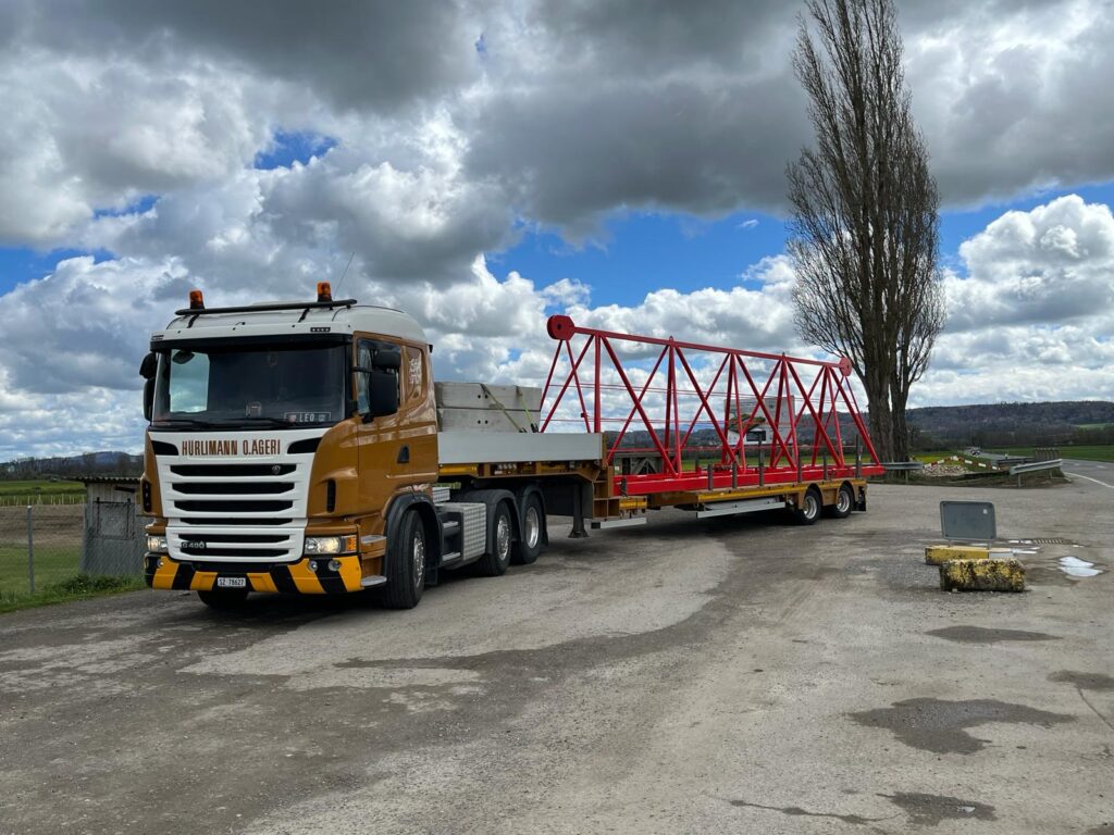 LKW transportiert Kranteile