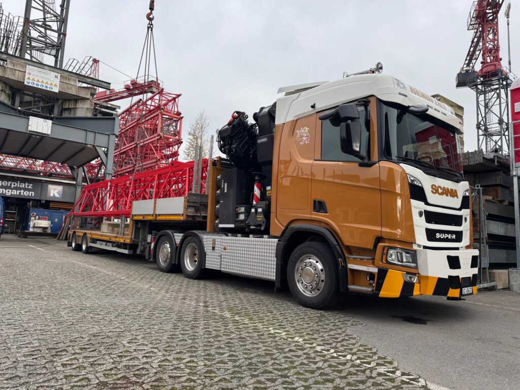 LKW lädt Kranteile