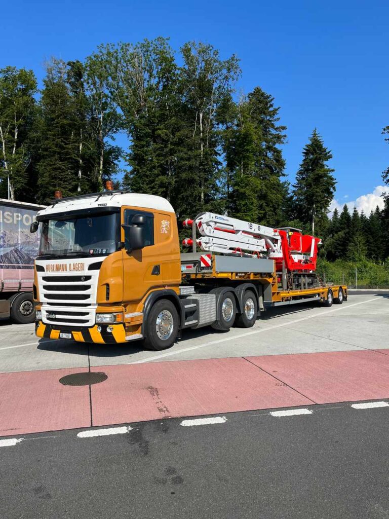 Transport Baumaschine mit Rampenschlepper