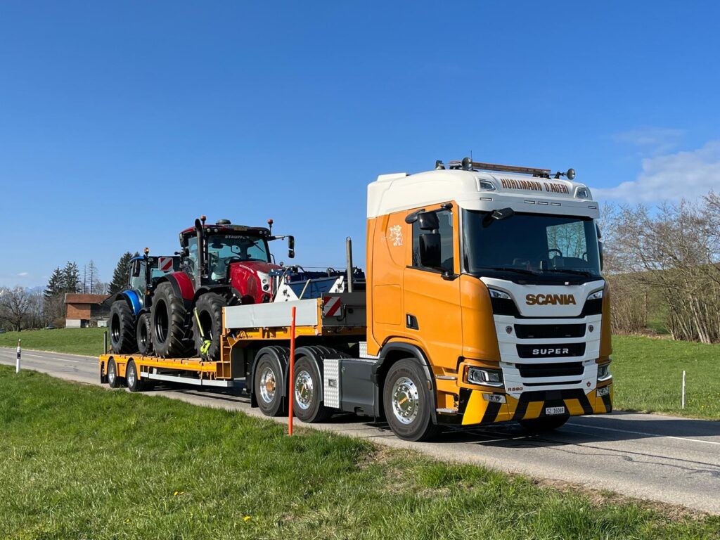 Transport von zwei Landmaschinen