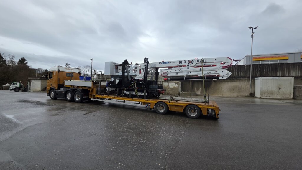 Spezialtransport einer Betonpumpe mit Tiefbettauflieger der A. Hürlimann Transport AG