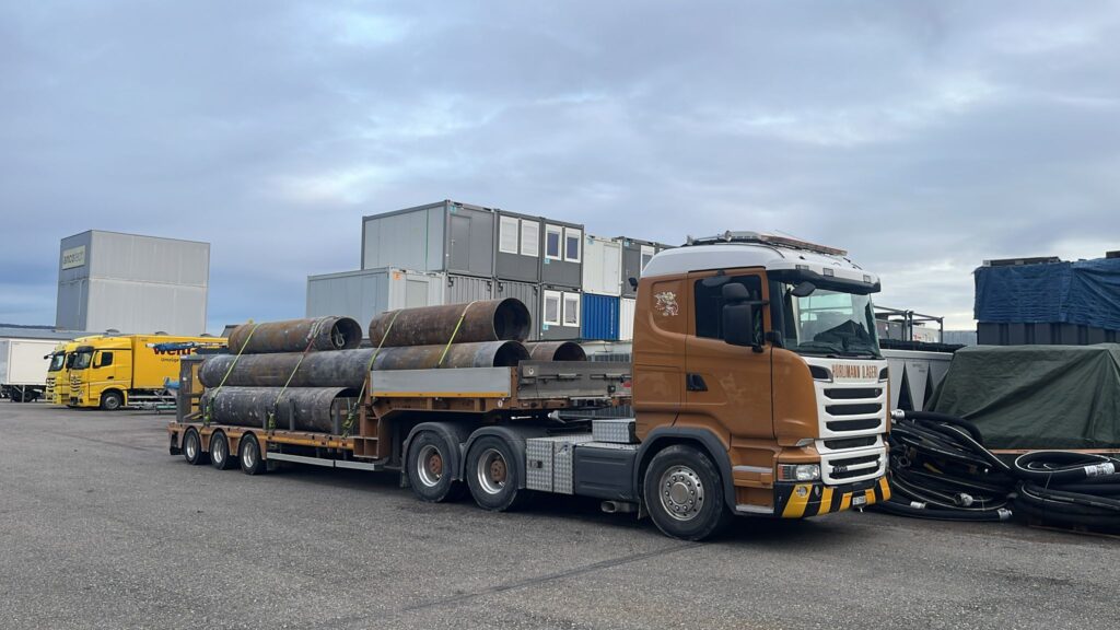Transport von Stahlrohren mit Tiefbettauflieger der A. Hürlimann Transport AG