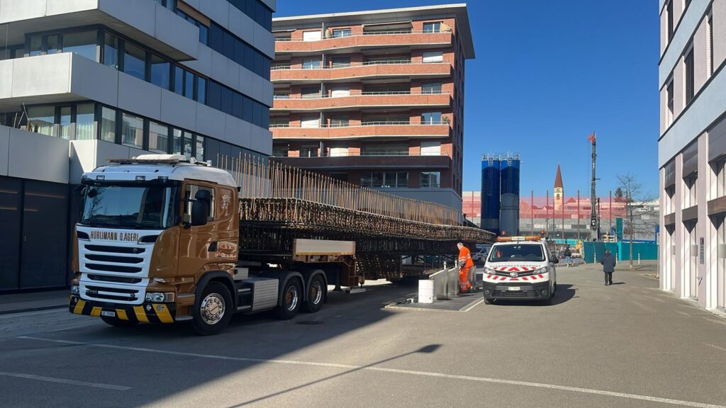 Spezialtransport mit Überbreite und ATB-Begleitung der A. Hürlimann Transport AG
