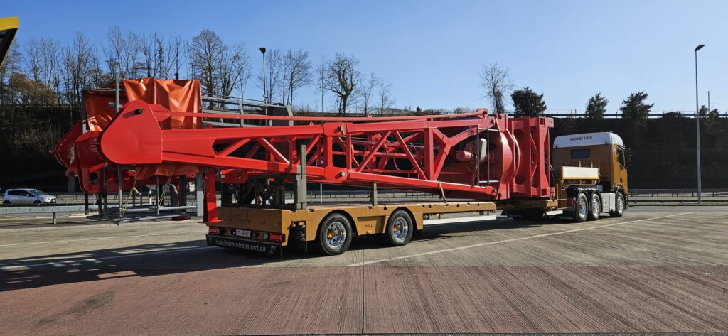 Spezialtransport eines grossen Kranteils für einen Baustellenkran