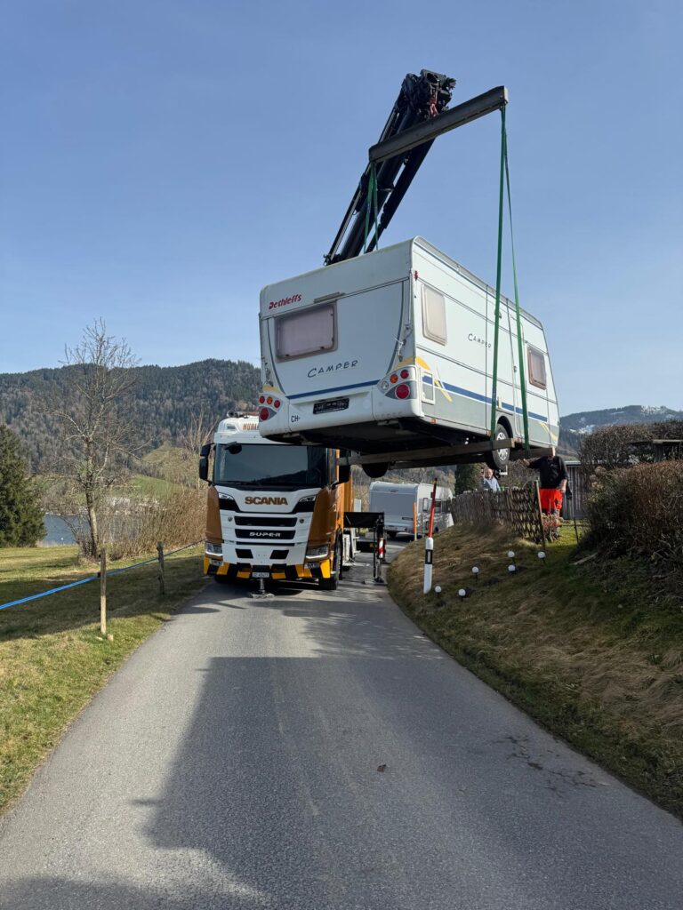 Kranarbeit beim Versetzen eines Wohnwagens mit Lastwagenkran