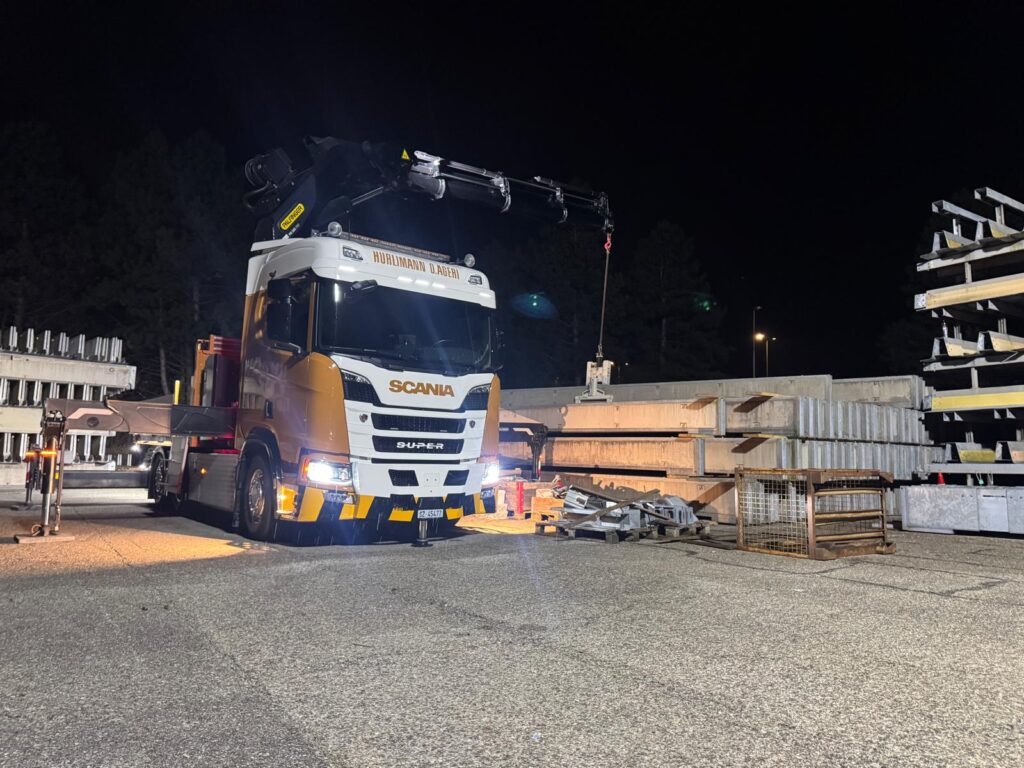 Nachteinsatz mit Lastwagenkran für Fahrzeugrückhaltesysteme zur temporären Verkehrstrennung