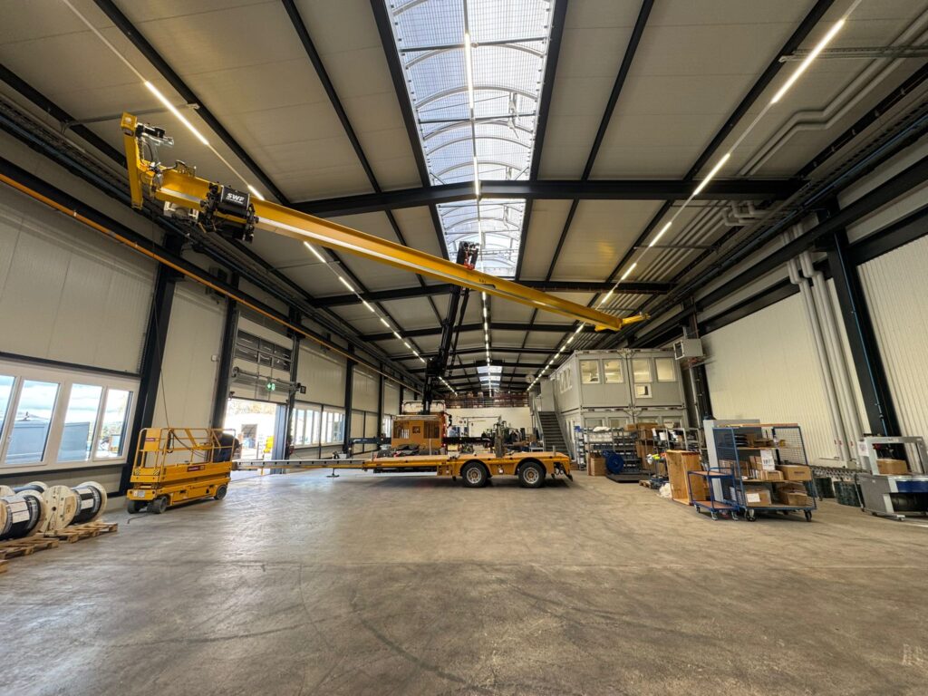 Montage eines Hallenkrans mit Lastwagenkran in Industriehalle