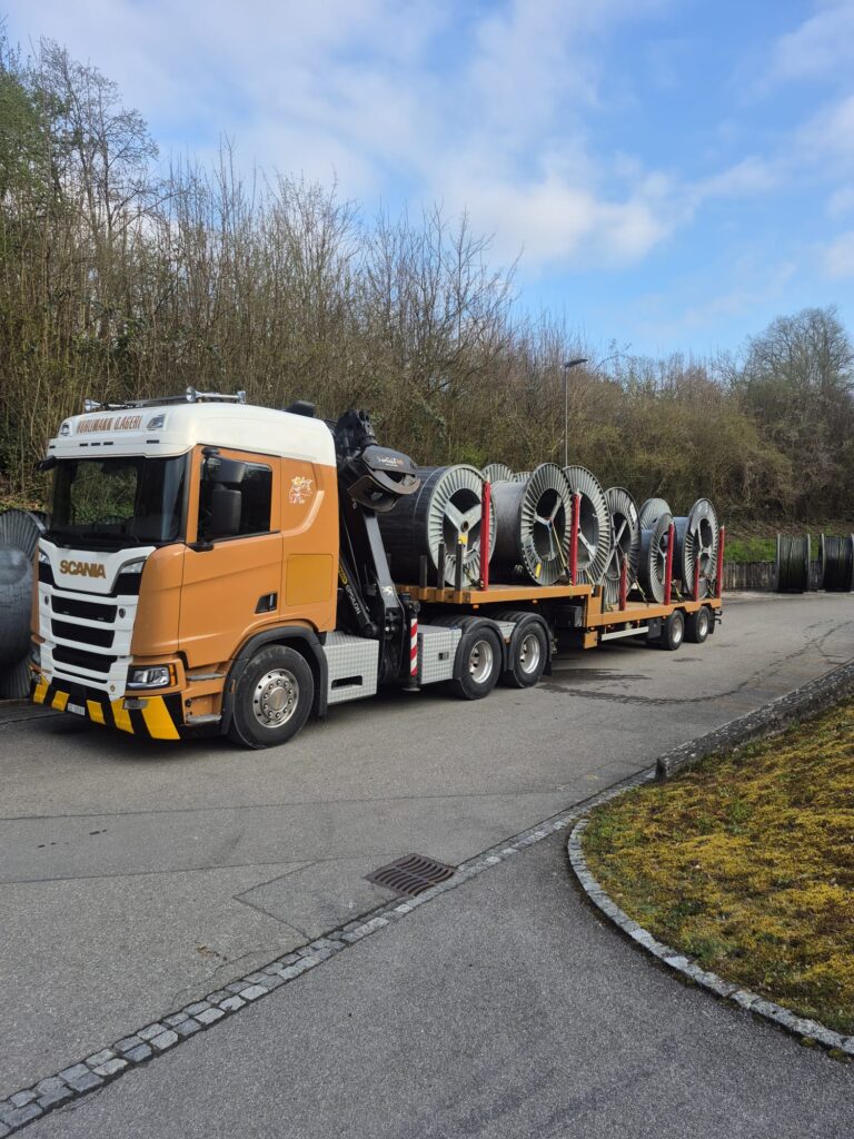 Transport von Kabelrollen mit Lastwagen und Anhänger der A. Hürlimann Transport AG