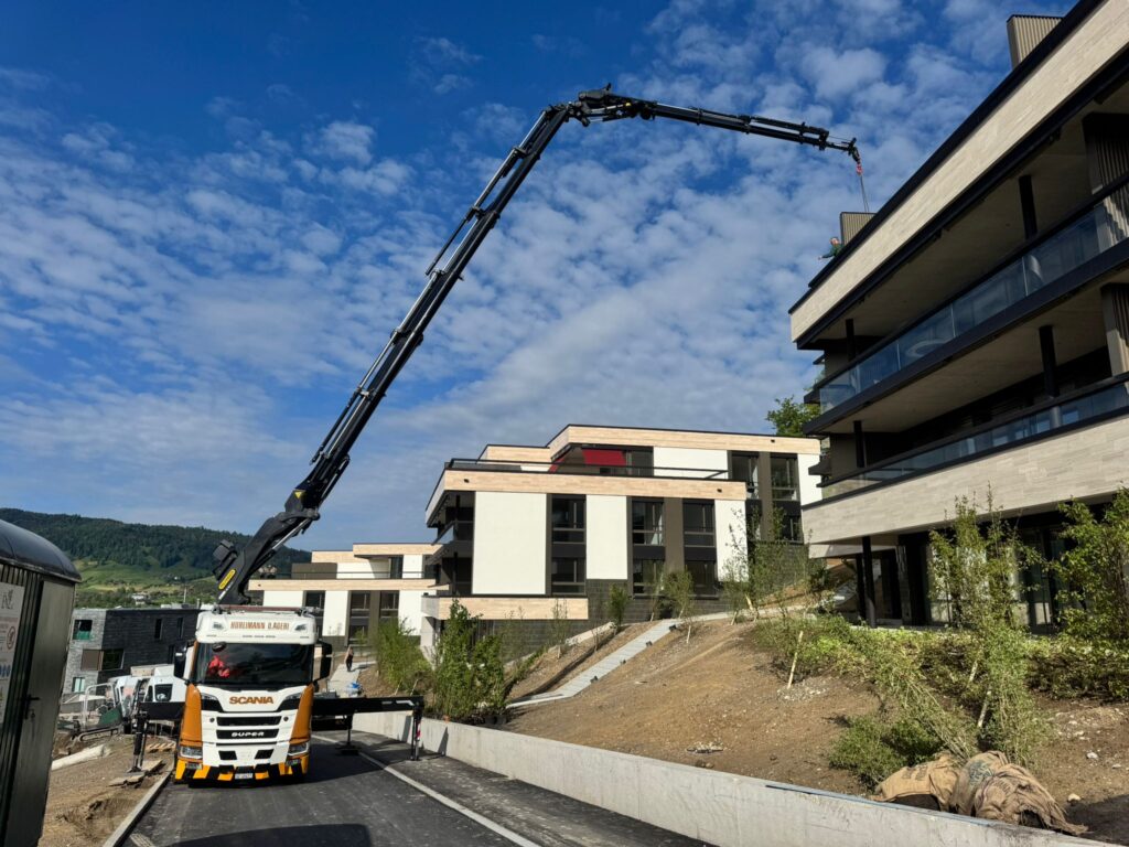 Lastwagenkran der A. Hürlimann Transport AG bei Kranarbeiten an einer Wohnüberbauung in Lutisbach Oberägeri